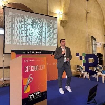 Nicolò Franceschi di PineApp e IntelligenceBox durante un intervento sul palco della CTE COBO Expo, Bologna Tech Week
